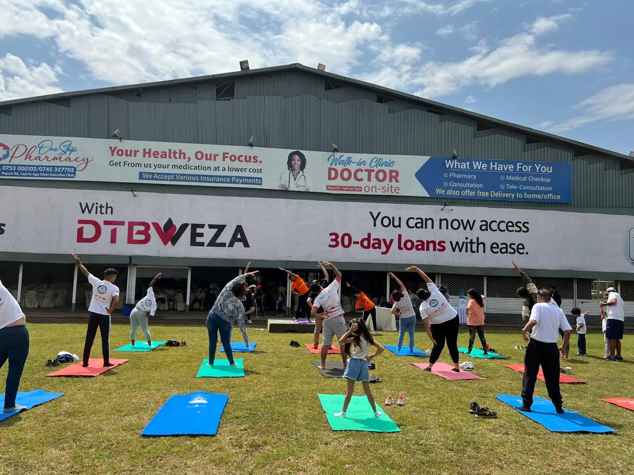 Outdoor yoga class demonstrating the benefits of yoga for mind and body